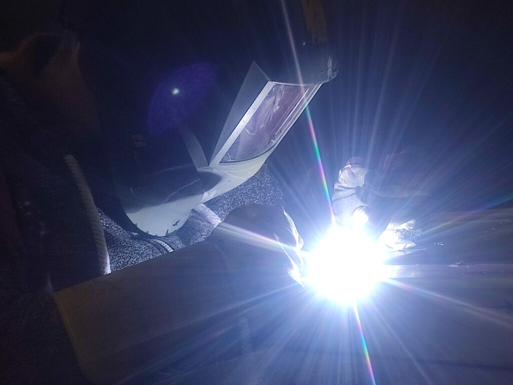 Spawacz podczas spawania TIG